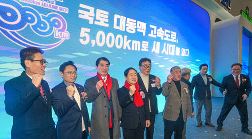6일 남양주시 포천~조안 고속도로 수동휴게소에서 열린 '포천~조안 고속도로 개통식'에서 오후석 경기도 행정2부지사와 주광덕 남양주시장, 백영현 포천시장 등이 기념촬영을 하고 있다.조주현기자