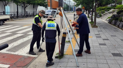 의정부시 도로안전기동반원이 횡단보도앞 인도에 설치된 볼라드를 뽑아내고 있다. 의정부시 제공