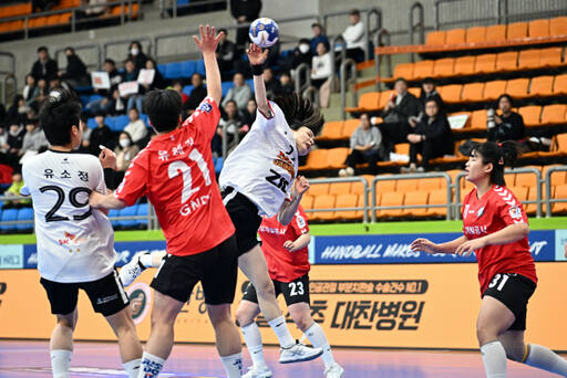 ‘신한 SOL Pay 2023-2024 핸드볼 H리그’ 여자부에서 1,2위를 달리고 있는 광명 SK 슈가글라이더즈와 경남개발공사가 9일 시즌 두 번째 대결을 펼친다. 사진은 지난 1월 1라운드에서 양팀의 경기 모습.한국핸드볼연맹 제공