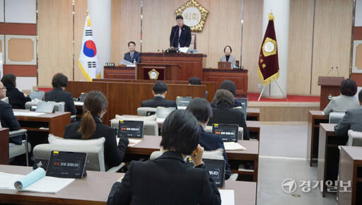 김영식 고양특례시의회 의장이 6일 제281회 임시회 마지막날 본회의 개회를 선언하고 있다. 신진욱기자