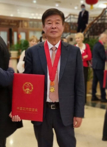 정윤 청운대 총장이 지난 4일 중국에서 2023 중국정부 우정상을 수상한 후 기념 촬영을 하고 있다. 청운대 제공