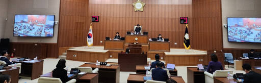 최정희 의장이 제327회 임시회 개회를 선언하고 있다. 김창학 기자