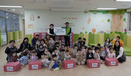 LH 인천지역본부가 초록우산어린이재단 인천지역본부에 설명절 맞이 어린이 선물 나눔행사를 진행한 뒤 기념촬영을 하고 있다. 초록우산어린이재단 인천지역본부 제공