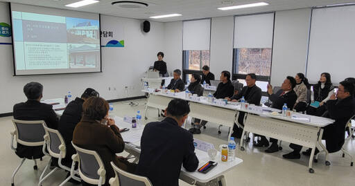 경기도 반려동물과 주관으로 ‘반려마루 여주’에서 열린 간담회’에서 조윤주 ㈜브이아이피 연구소장이 참석자들에게 반려마루추모관 관리위탁 사업성 분석용역에 대해 설명하고 있다. 유진동기자