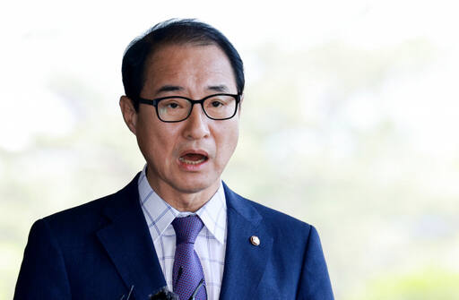 더불어민주당 '전당대회 돈봉투 의혹'과 관련해 무소속 이성만 의원이 지난해 5월 서울중앙지검에 피의자 신분으로 출석 중인 모습. 연합뉴스