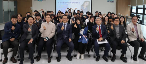 민경선 사장(왼쪽에서 4번째)이 홍보대사로 위촉된 ‘포미닛’ 출신 배우 남지현씨와 기념촬영하고 있다. 경기교통공사 제공