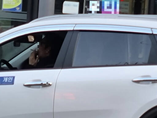 지난 6일 오후 2시10분께 인천 남동구 구월동에서 한 택시 기사가 손님이 없는 틈을 타, 운전 중 차량 안에서 담배를 피우고 있다. 김샛별기자