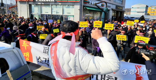 용인특례시 원삼면지역발전협의회 등 원삼면 주민들이 지난달 29일 원삼면행정복지센터 앞 사거리에서 일반산업단지 내 폐기물 매립장 반대집회를 열고 관계당국의 각성을 촉구하고 있다. 송상호기자
