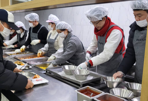 7일 수원 팔달노인복지관서 화홍리더스 회원들이 어르신들에게 정성들여 준비한 떡국을 나눠주고 있다. 화홍리더스 제공