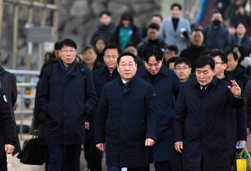 유정복 인천시장이 7일 인천항연안여객터미널에서 연평도 방문을 위해 여객선에 승선하고 있다. 인천시 제공