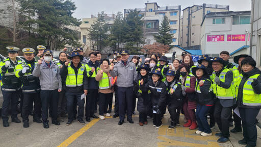 이천경찰서가 설 명절을 맞아 민·관·경 합동 순찰로 국민의 평온한 일상 지키기에 앞장서고 있다.