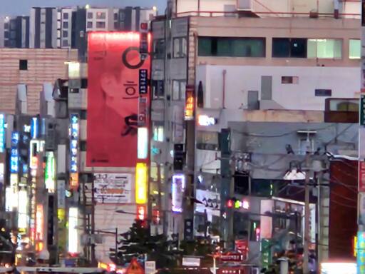 7일 오후 인천 계양구 계산동 더불어민주당 이재명 대표의 지역 사무소에서 바라본 국민의힘 원희룡 인천 계양구을 예비후보 지역 사무소 외벽에 걸린 현수막. 황남건기자