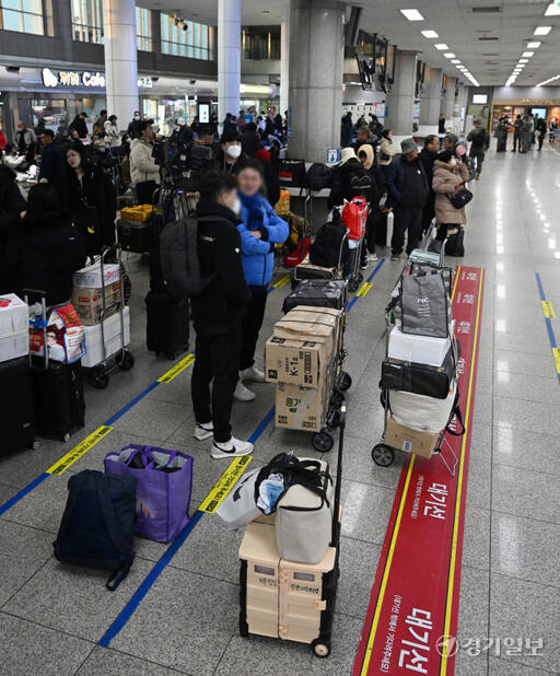 설 연휴를 하루 앞둔 8일 오전 인천 중구 인천항연안여객터미널에서 귀성객들이 고향으로 가는 여객선 승선시간을 기다리고 있다. 조병석기자