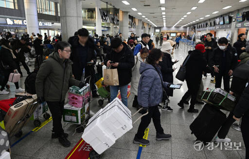 설 연휴를 하루 앞둔 8일 오전 인천 중구 인천항연안여객터미널에서 귀성객들이 고향으로 가는 여객선으로 향하고 있다.조병석기자