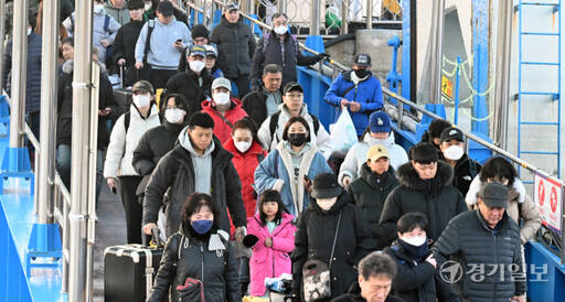 설 연휴를 하루 앞둔 8일 오전 인천 중구 인천항연안여객터미널에서 귀성객들이 고향으로 가는 여객선으로 향하고 있다.조병석기자