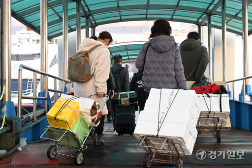 설 연휴를 하루 앞둔 8일 오전 인천 중구 인천항연안여객터미널에서 귀성객들이 고향으로 가는 여객선으로 향하고 있다.조병석기자
