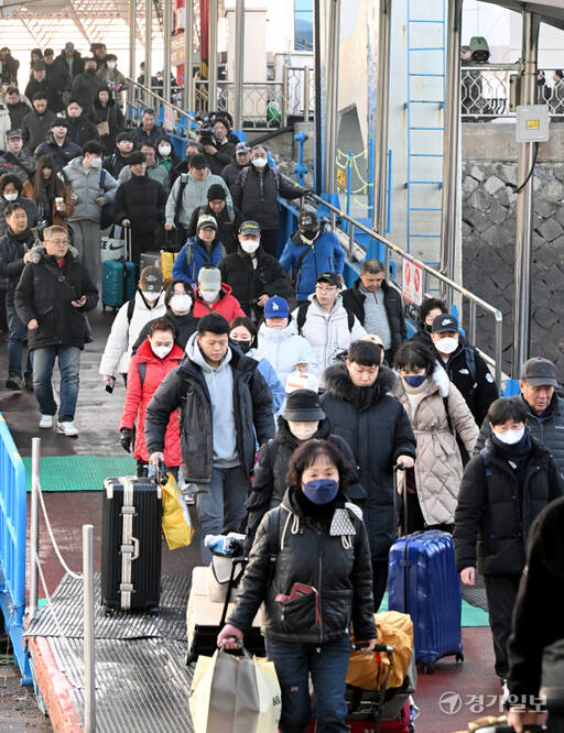 설 연휴를 하루 앞둔 8일 오전 인천 중구 인천항연안여객터미널에서 귀성객들이 고향으로 가는 여객선으로 향하고 있다.조병석기자