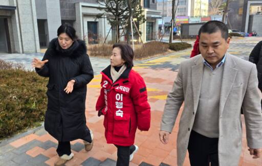 국민의힘 이행숙 서구을 예비후보가 8일 드림로 인근에 검단신도시 예미지 더 시그너스 아파트 현장을 찾아 선한나 입주자예정협의회장과 함께 현안을 점검하고 있다. 이 예비후보 제공