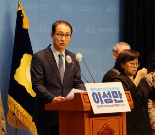 무소속 이성만 국회의원(인천부평갑)이 지난 5일 국회 소통관에서 기자회견을 열고 오는 4월10일 치러지는 제22대 국회의원 선거(총선) 출마를 선언하고 있다. 경기일보DB