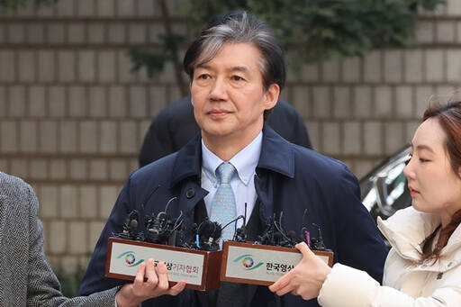 자녀 입시 비리와 청와대 감찰 무마 등의 혐의로 1심에서 실형을 선고받은 조국 전 법무부 장관이 8일 오후 서울 서초구 서울고등법원에서 열리는 항소심 선고공판에 출석하고 있다. 연합뉴스