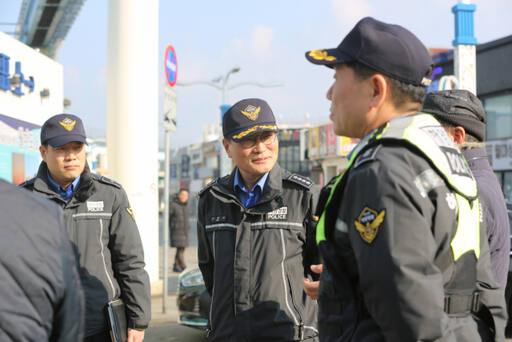 이천식 인천해경서장이 8일 중구 월미도 선착장을 방문해 안전관리 실태점검을 하고 있다. 인천해경 제공