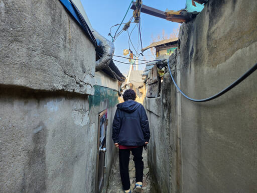 지난달 31일, 겨울치고는 따스한 햇살이 맴돌았지만 수원특례시 팔달구 남수동 쪽방촌 골목에는 서늘함이 감돌았다. 햇빛이 비추지 않는 골목은 겨우 한 사람이 지나갈 수 있을 정도로 비좁았다. 오가는 사람 한 명 없이 가끔 마주치는 사람들도 눈을 피했다. 김한울기자
