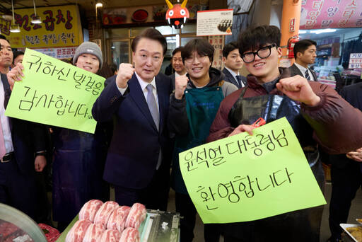 윤석열 대통령, 전통시장에서 환영 문구 든 상인과 기념촬영 (서울=연합뉴스) 홍해인 기자 = 윤석열 대통령이 설 명절을 앞두고 8일 서울 광진구 중곡제일시장을 찾아 환영 문구가 쓰인 팻말을 든 상인들과 기념촬영을 하고 있다. 2024.2.8 [대통령실 제공. 재판매 및 DB 금지] hihong@yna.co.kr (끝)