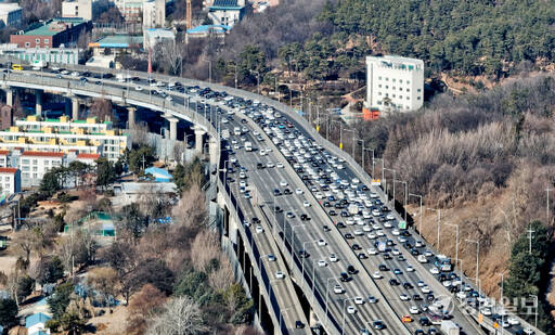 설 연휴 첫날인 9일 오후 수도권제1순환고속도로 장수IC일원이 차량으로 막히고 있다. 한국도로공사의 이날 전국 교통량 예상치는 약 519만대로 수도권에서 지방으로 49만대, 지방에서 수도권으로 37만대가 움직일 것으로 예상했다. 이날 정체는 오후 8∼9시께 해소될 것으로 예상된다. 윤원규기자