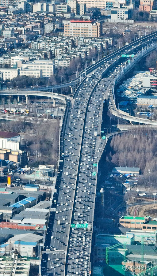 설 연휴 첫날인 9일 오후 수도권제1순환고속도로 장수IC일원이 차량으로 막히고 있다. 한국도로공사의 이날 전국 교통량 예상치는 약 519만대로 수도권에서 지방으로 49만대, 지방에서 수도권으로 37만대가 움직일 것으로 예상했다. 이날 정체는 오후 8∼9시께 해소될 것으로 예상된다. 윤원규기자
