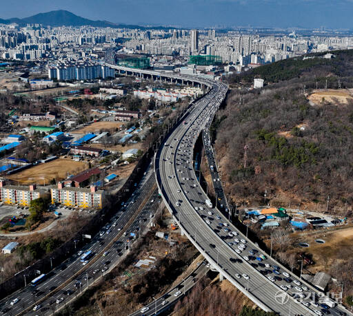 설 연휴 첫날인 9일 오후 수도권제1순환고속도로 장수IC일원이 차량으로 막히고 있다. 한국도로공사의 이날 전국 교통량 예상치는 약 519만대로 수도권에서 지방으로 49만대, 지방에서 수도권으로 37만대가 움직일 것으로 예상했다. 이날 정체는 오후 8∼9시께 해소될 것으로 예상된다. 윤원규기자