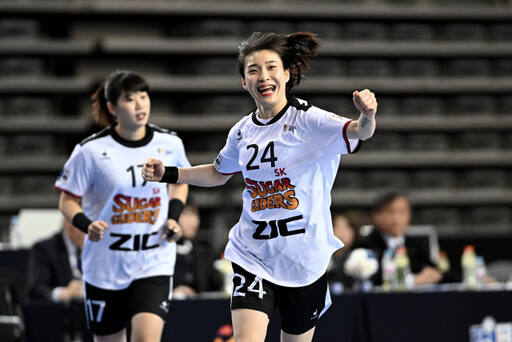 9일 서울 SK핸드볼경기장에서 열린 ‘신한 SOL Pay 2023-2024 핸드볼 H리그’ 경남개발공사와의 여자부 2라운드 경기에서 최고의 활약을 펼친 광명 SK 슈가글라이더즈의 강경민이 득점 후 환호하고 있다.한국핸드볼연맹 제공