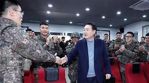 윤석열 대통령이 지난해 12월 28일 경기도 연천군 중부 전선 부대를 방문해 최전방에서 경계 작전 중인 장병들을 격려하며 치하하고 있다. 연합뉴스