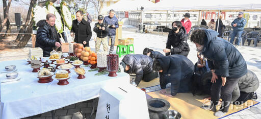 설날인 10일 임진각 망배단 인근 평화의 종 광장에서 열린 '제40회 망향경모제'에서 실향민·이산가족들이 합동차례를 지내고 있다. '망향경모제'는 명절에도 고향에 갈 수 없는 실향민과 이산가족들이 합동차례상을 올리며 실향의 아픔과 한을 달래는 취지로 (사)통일경모회가 매년 설에 임진각 망배단에서 주최하는 행사다. 올해는 임진각 리모델링 공사로 망배단 인근 '평화의 종' 광장에서 열렸다.조주현기자