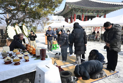 설날인 10일 임진각 망배단 인근 평화의 종 광장에서 열린 '제40회 망향경모제'에서 실향민·이산가족들이 합동차례를 지내고 있다. '망향경모제'는 명절에도 고향에 갈 수 없는 실향민과 이산가족들이 합동차례상을 올리며 실향의 아픔과 한을 달래는 취지로 (사)통일경모회가 매년 설에 임진각 망배단에서 주최하는 행사다. 올해는 임진각 리모델링 공사로 망배단 인근 '평화의 종' 광장에서 열렸다.조주현기자