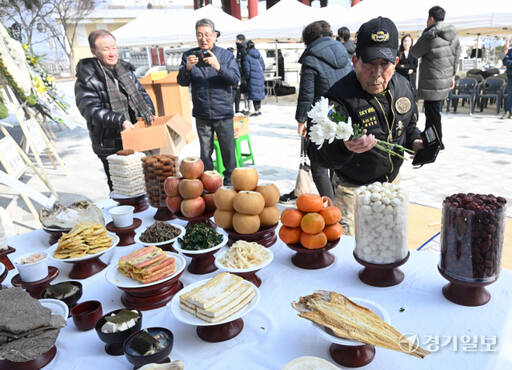 설날인 10일 임진각 망배단 인근 평화의 종 광장에서 열린 '제40회 망향경모제'에서 실향민·이산가족들이 합동차례를 지내고 있다. '망향경모제'는 명절에도 고향에 갈 수 없는 실향민과 이산가족들이 합동차례상을 올리며 실향의 아픔과 한을 달래는 취지로 (사)통일경모회가 매년 설에 임진각 망배단에서 주최하는 행사다. 올해는 임진각 리모델링 공사로 망배단 인근 '평화의 종' 광장에서 열렸다.조주현기자