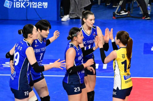 화성 IBK기업은행이 10일 화성종합경기타운 실내체육관서 열린 ‘도드람 2023-24 V리그’ 여자부 광주 페퍼저축은행과 5라운드서 3대0 승리를 거둔 후 환호하고 있다.KOVO 제공