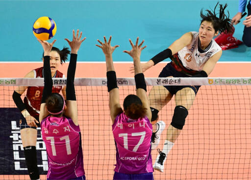 여자 프로배구 1,2위 현대건설과 흥국생명이 오는 12일 시즌 5번째 대결을 펼친다. 사진은 지난 4라운드 경기서 현대건설 정지윤이 흥국생명 김수지, 레이나의 블로킹벽을 뚫는 강스파이크를 날리고 있다.KOVO 제공