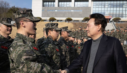 윤석열 대통령이 설 명절인 10일 경기 김포시 해병 청룡부대(2사단)를 방문해 장병들을 격려하고 있다. 연합뉴스