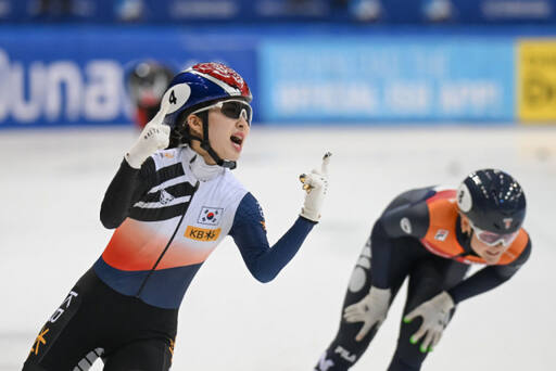 2023-24 국제빙상연맹(ISU) 쇼트트랙 월드컵 여자 1천m 1차 레이스에서 1위로 골인한 김길리가 환호하고 있다.ISU 제공