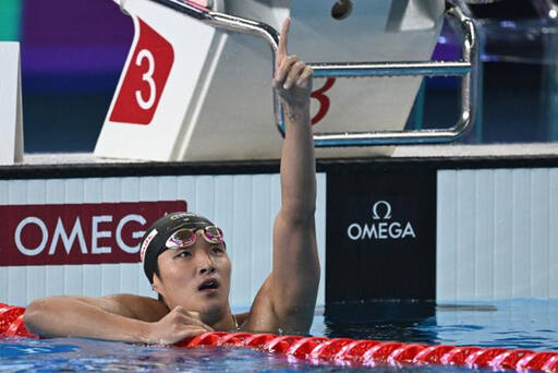 2024 도하 국제수영연맹 세계선수권대회 남자 자유형 400ｍ서 우승한 김우민이 세리머니를 하고 있다.연합뉴스