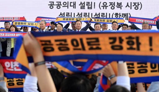 유정복 인천시장이 최근 인천대학교에서 열린 ‘공공의료 강화와 인천대학교 공공의대 설립 추진을 위한 업무협약식’에서 박종태 인천대학교 총장 등 참석자들과 기념촬영을 하고 있다. 시 제공
