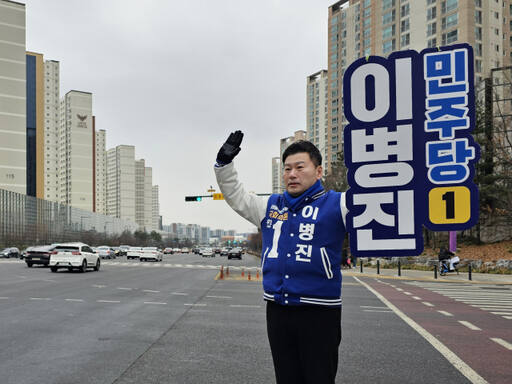 민주당 이병진 수원무 예비후보가 출근길 시민 인사를 진행하고 있다. 이병진 선거사무소 제공
