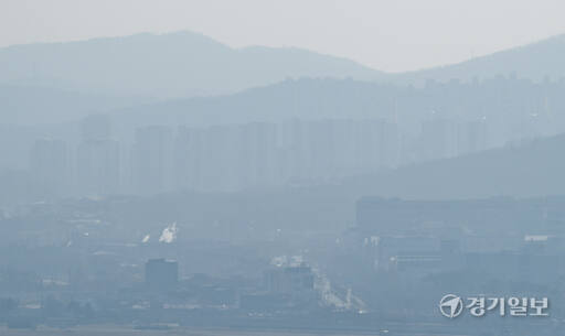 수도권에 초미세먼지주의보가 발령된 12일 오후 수원특례시 일대가 뿌옇게 보이고 있다. 기상청은 오는 14일 오전까지 수도권 초미세먼지 농도가 ‘나쁨’ 수준을 유지할 것이라고 예보했다. 윤원규기자