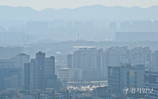 수도권에 초미세먼지주의보가 발령된 12일 오후 수원특례시 일대가 뿌옇게 보이고 있다. 기상청은 오는 14일 오전까지 수도권 초미세먼지 농도가 ‘나쁨’ 수준을 유지할 것이라고 예보했다. 윤원규기자