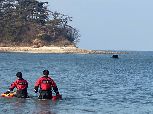 평택해양경찰서 대산파출소 구조대원이 침수 차량으로 이동하고 있다. 평택해양경찰서 제공