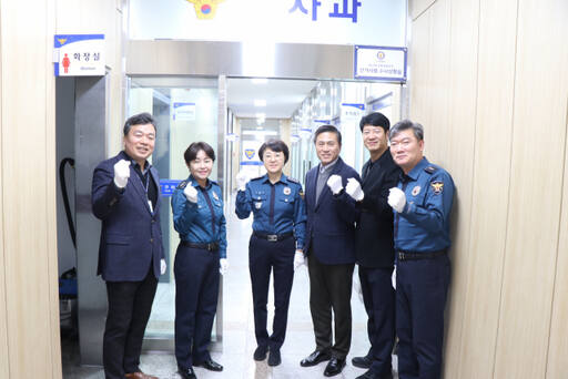 오미애 구리경찰서장 등 경찰 관계자들이 수사상황실 현판식을 갖고 사진을찍고 있다. 구리경찰서