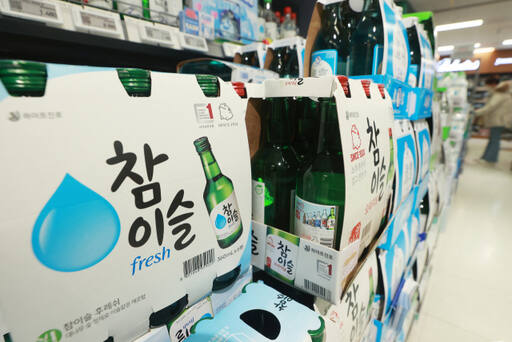 서울시내 한 대형마트에 소주 제품들이 진열돼 있다. /연합뉴스