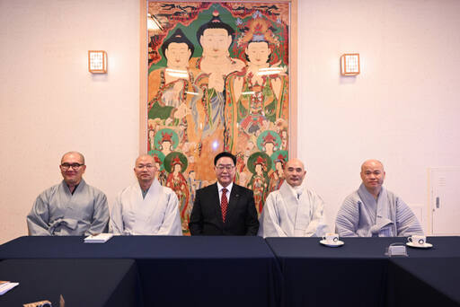강수현 양주시장이 13일 봉선사를 방문해 반환되는 지공 스님의 사리 양주 회암사지박물관 전시 방안 등에 대해 논의하고 있다. (왼쪽부터)백화암 주지 용안 스님, 회암사 주지 혜교 스님, 강수현 양주시장, 교구장(봉선사 주지) 호산 스님, 석굴암 주지 도일 스님. 양주시 제공