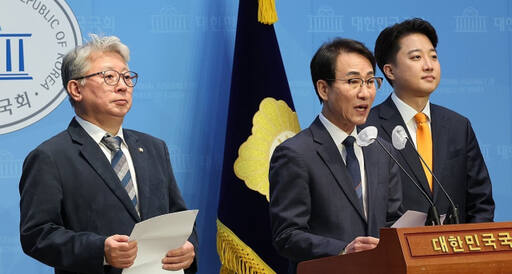 개혁신당 이원욱, 조응천 국회의원이 13일 국회에서 출마 선언 기자회견을 하고 있다. 연합뉴스