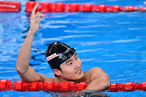 14일 오전(한국시간) 카타르 도하 어스파이어돔에서 열린 2024 국제수영연맹(FINA) 세계선수권대회 남자 자유형 200m 결승에서 한국선수 최초로 우승 물살을 가른 황선우가 손을 들어올리며 환호하고 있다.AFP=연합뉴스